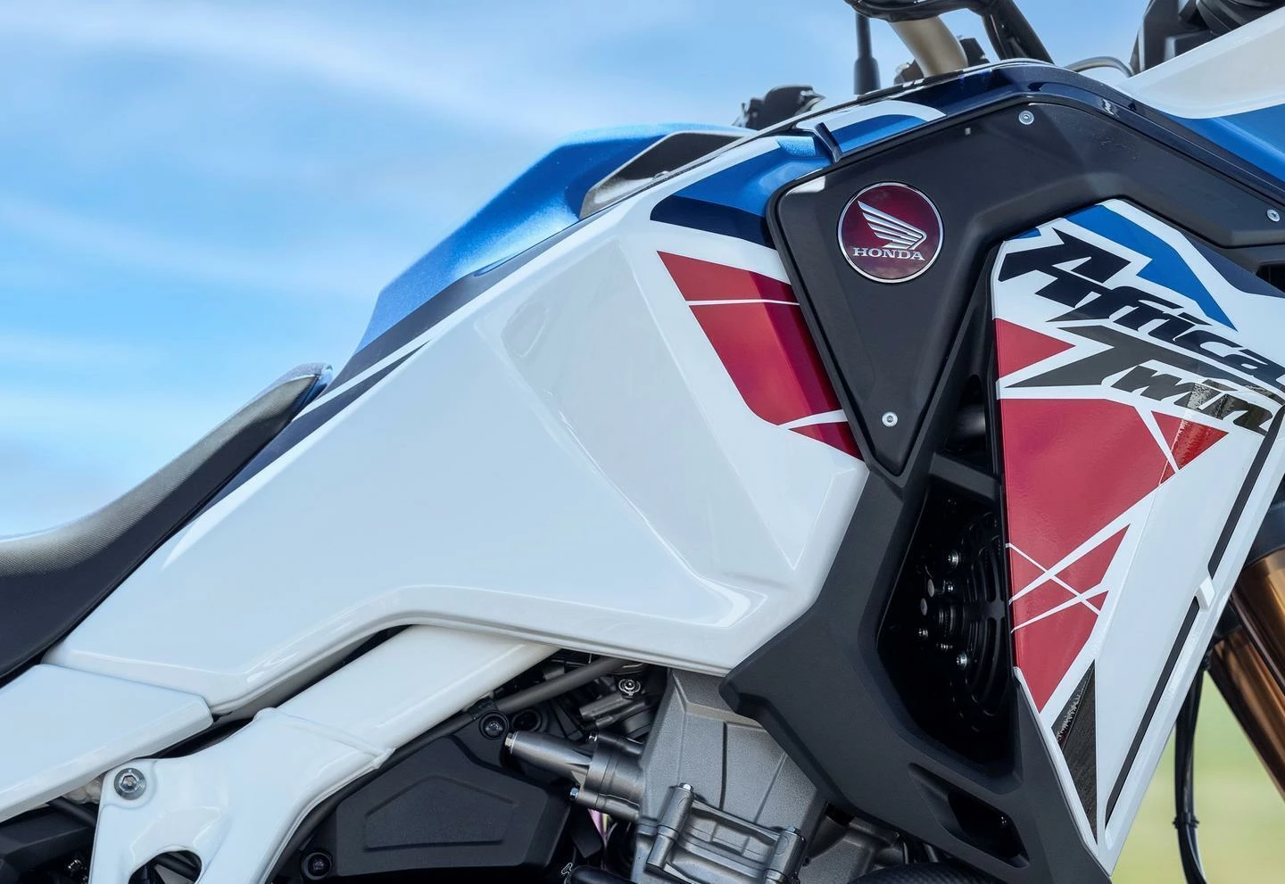 Africa Twin Adventure Sports (MY22) - Honda Pearl Glare White 6 Africa Twin Adventure Sports (MY22) - Honda Pearl Glare White - Image 6